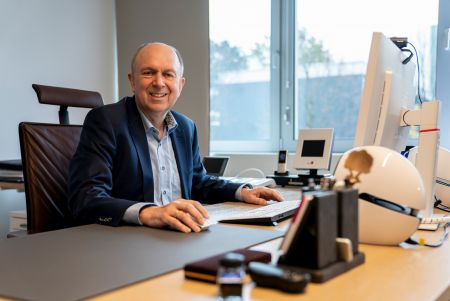 100 Tage auf dem Chefsessel im Paderborner Kreishaus: Landrat Christoph Rüther ist längst angekommen im Amt © Foto: Lina Loos für den Kreis Paderborn